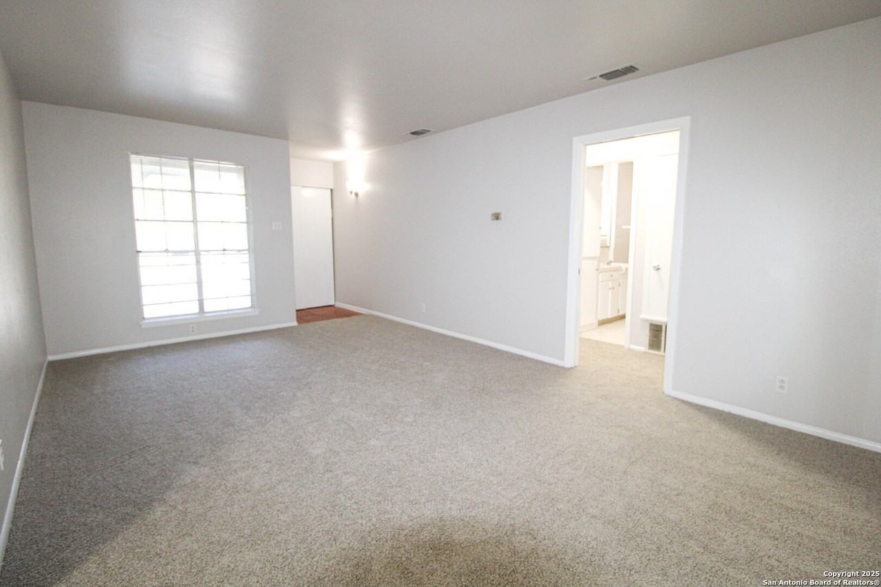 1031 Fabulous Dr - Photo 7 of 34