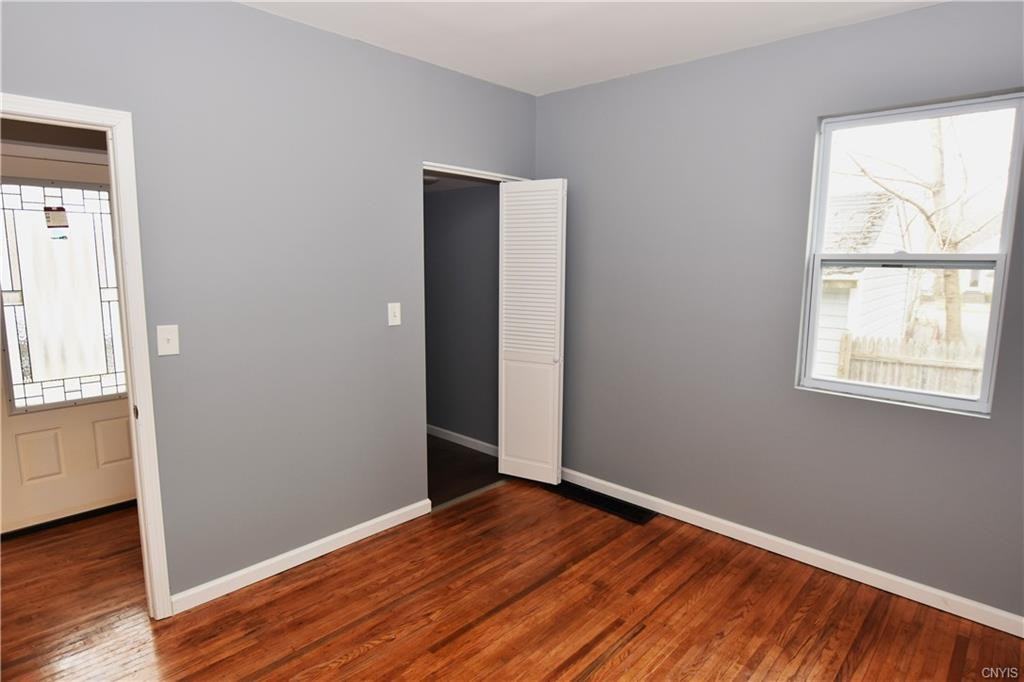 112 Woodlawn Ave W - Photo 4 of 23