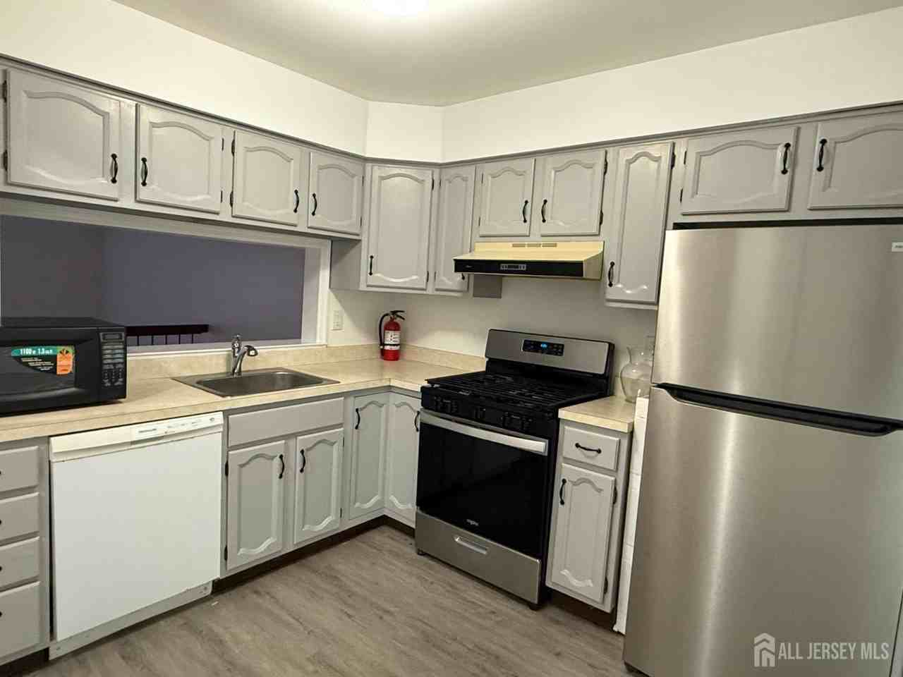 405 Maplecrest Rd - Photo 4 of 13