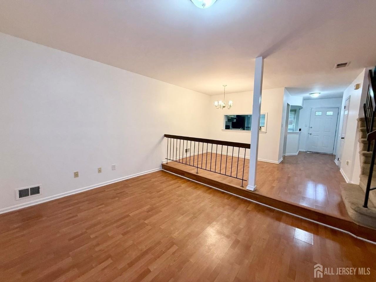 405 Maplecrest Rd - Photo 5 of 13