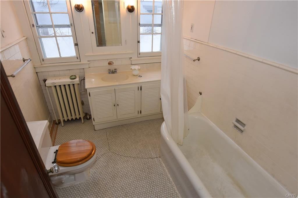 2318 Genesee Street - Photo 4 of 21