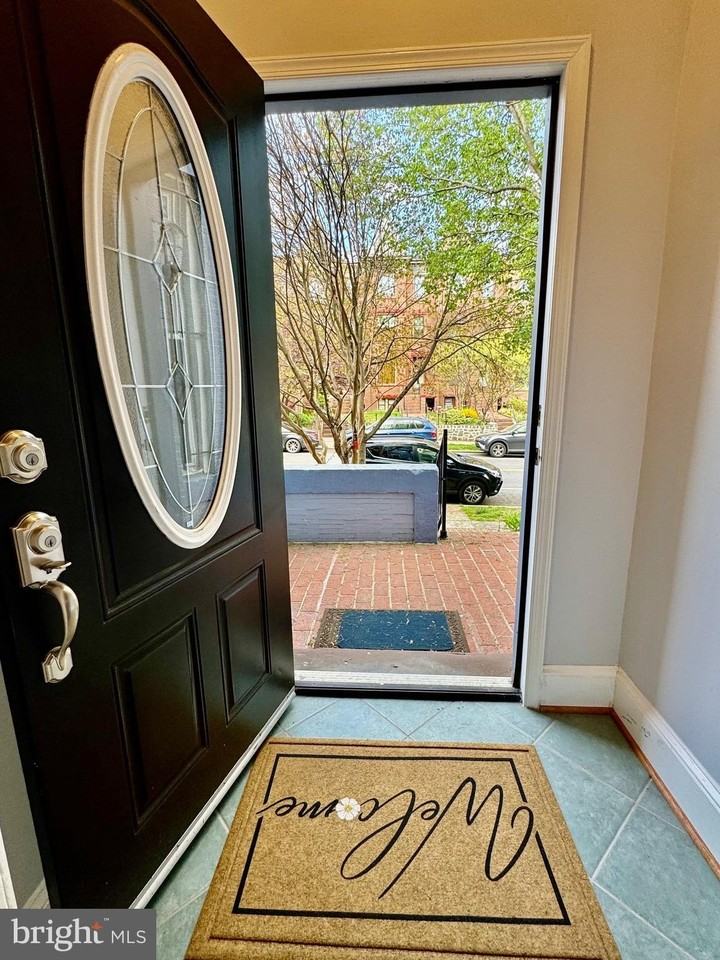 2206 1st Street Northwest #A - Photo 3 of 31