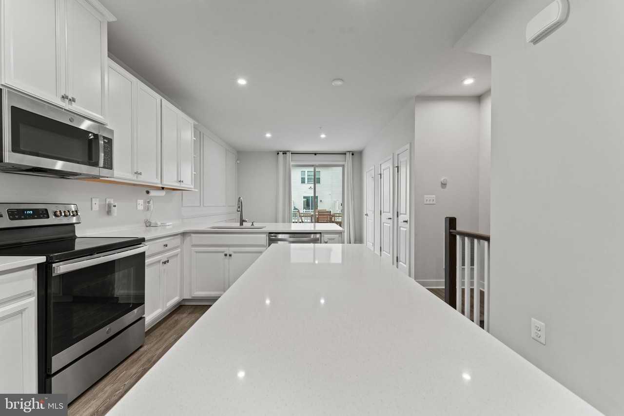 224 South Newkirk Street - Photo 7 of 39