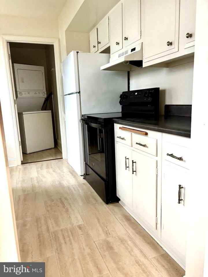 19 Walnut St Unit B #B - Photo 3 of 9