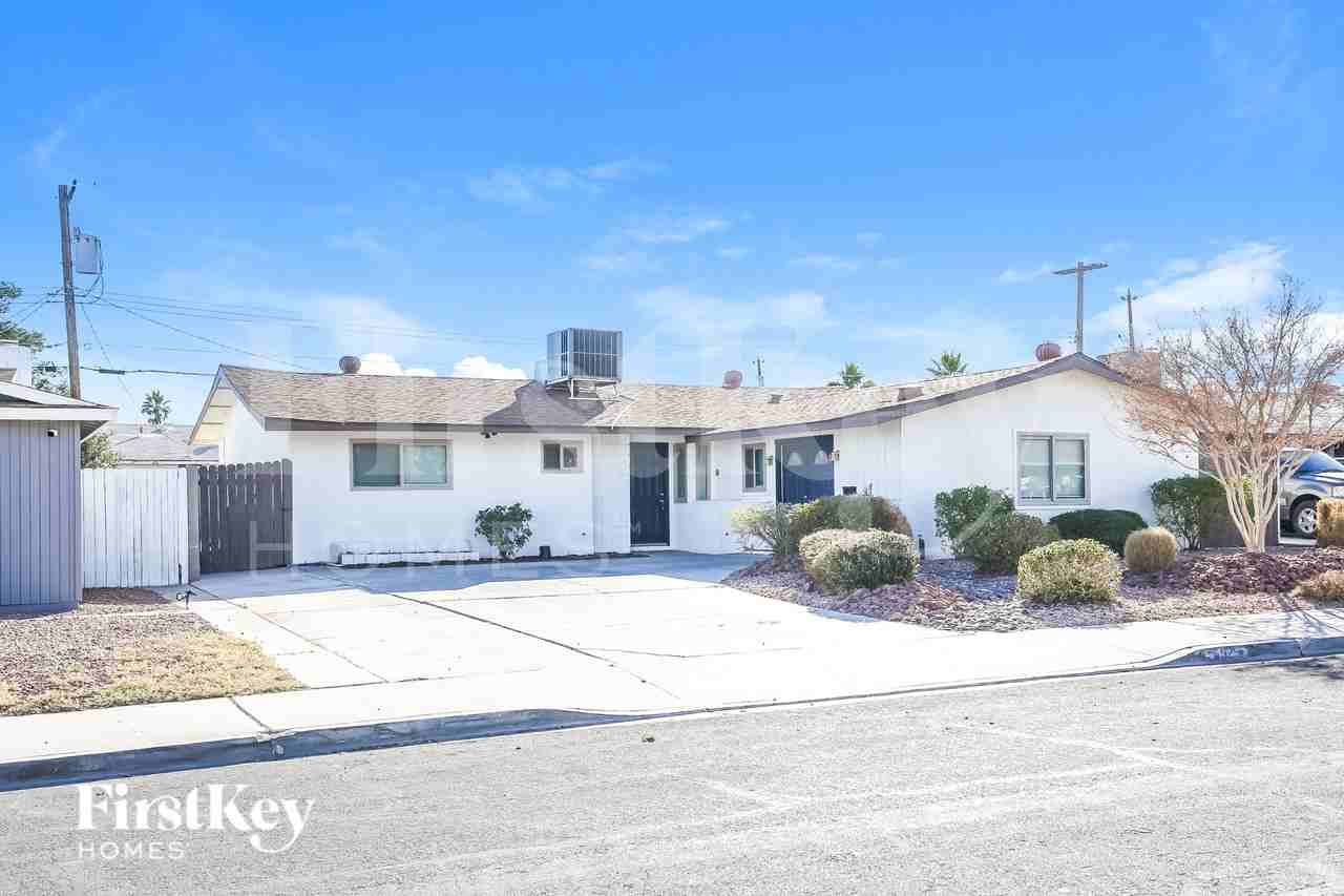 5925 Pebble Beach Blvd - Photo 2 of 16