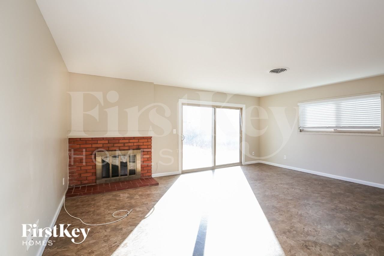 5925 Pebble Beach Blvd - Photo 3 of 16