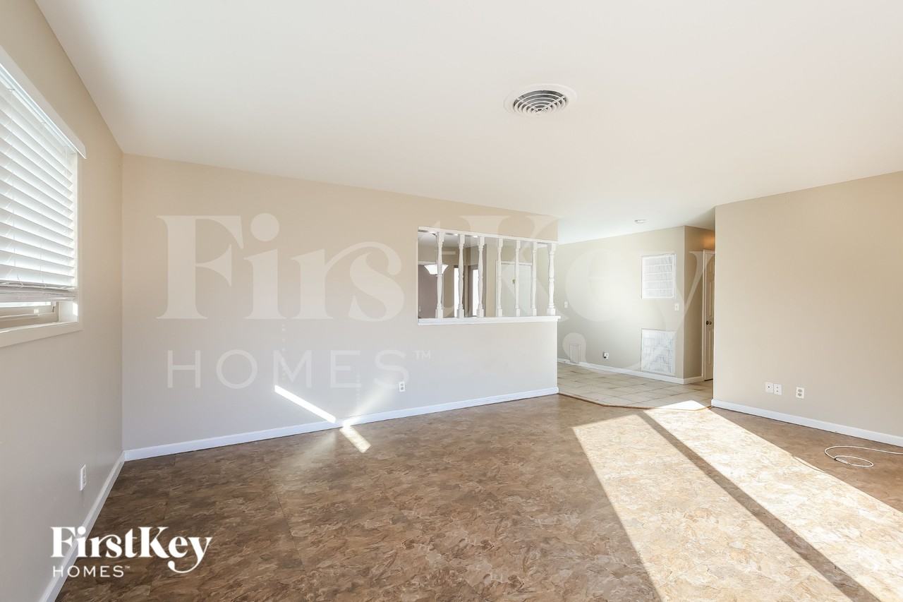 5925 Pebble Beach Blvd - Photo 4 of 16