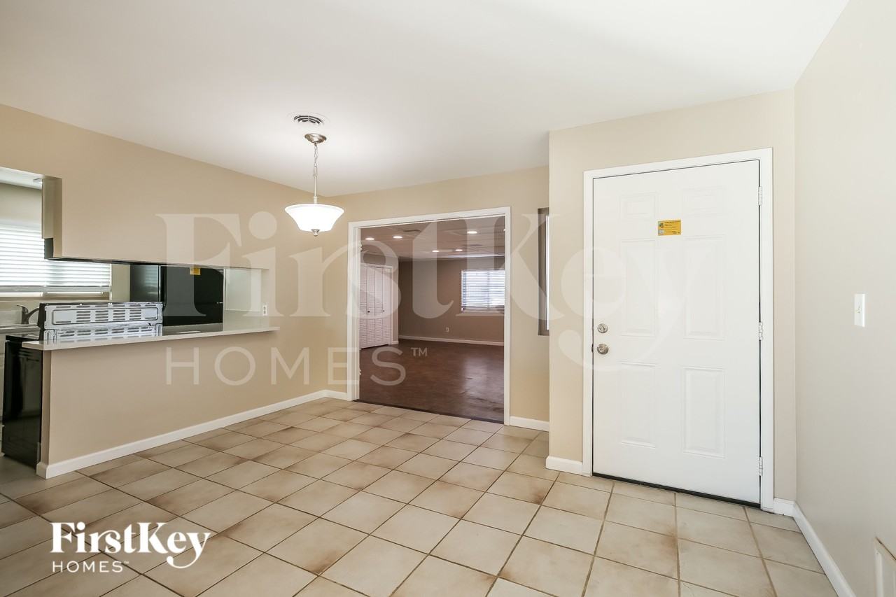 5925 Pebble Beach Blvd - Photo 5 of 16