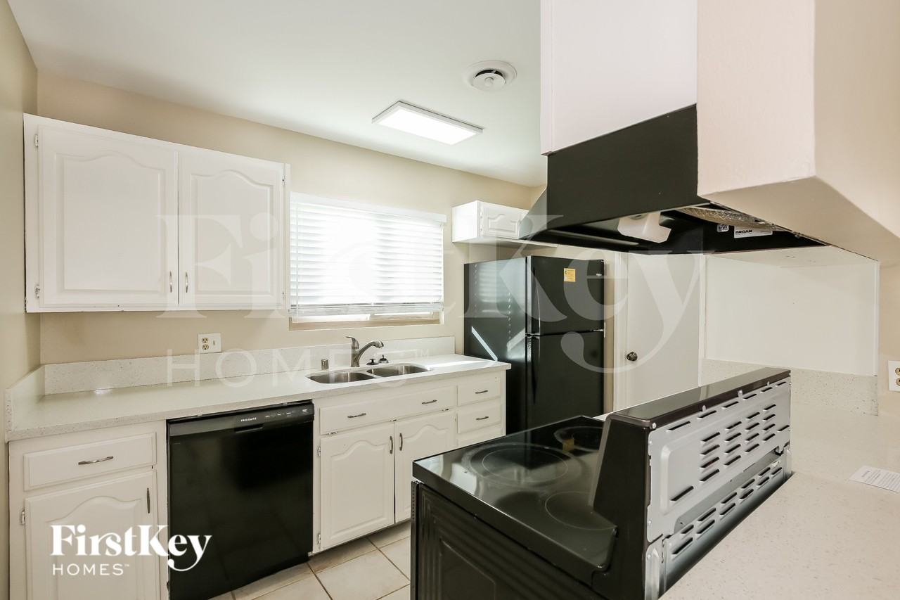 5925 Pebble Beach Blvd - Photo 6 of 16