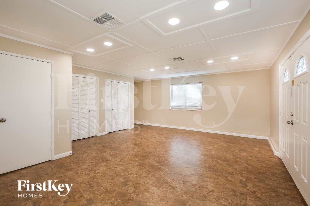 5925 Pebble Beach Blvd - Photo 7 of 16