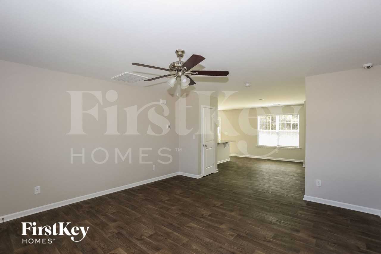 413 Bennington Dr - Photo 4 of 15