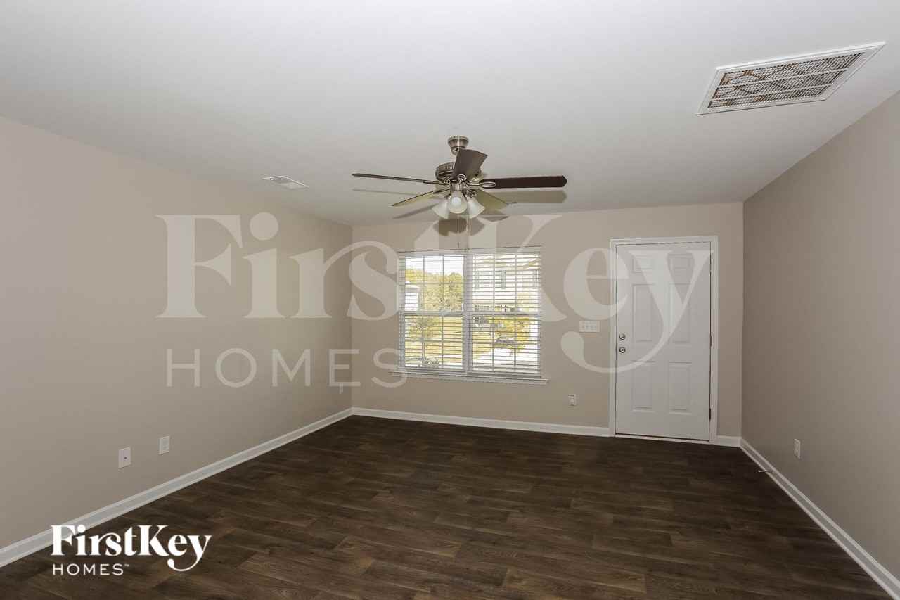 413 Bennington Dr - Photo 5 of 15