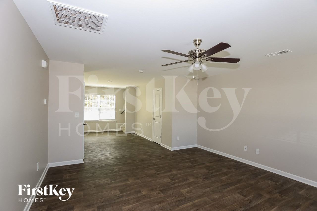 413 Bennington Dr - Photo 6 of 15