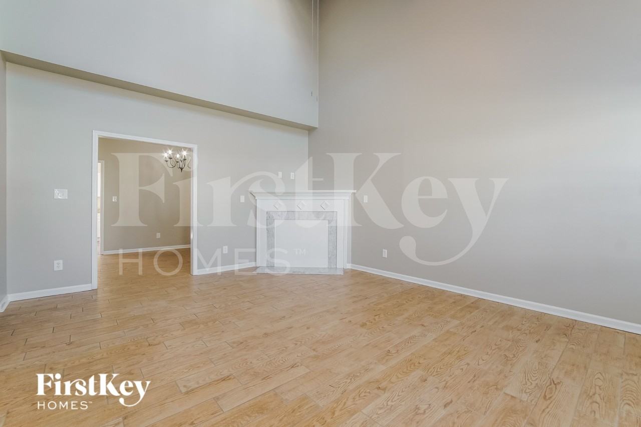 925 Troubadour Ln - Photo 3 of 15