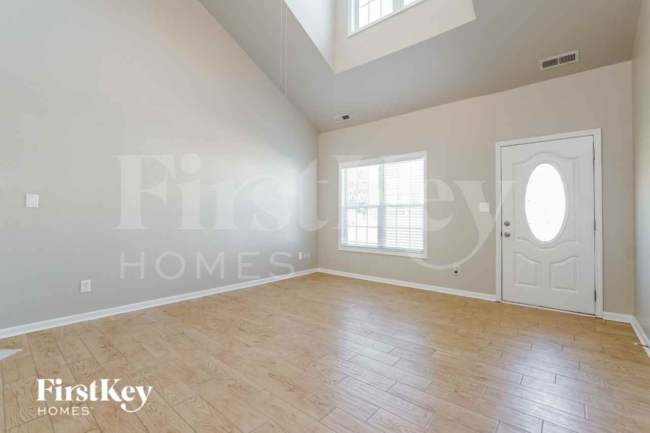 925 Troubadour Ln - Photo 4 of 15