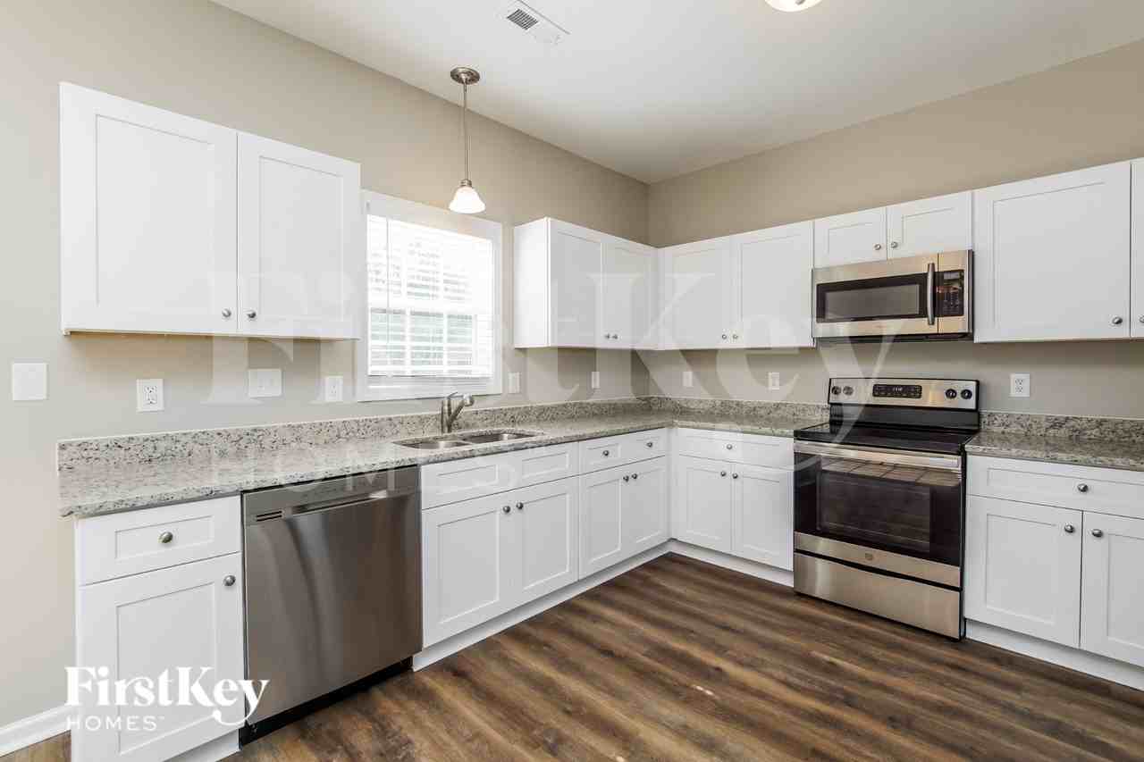 925 Troubadour Ln - Photo 5 of 15