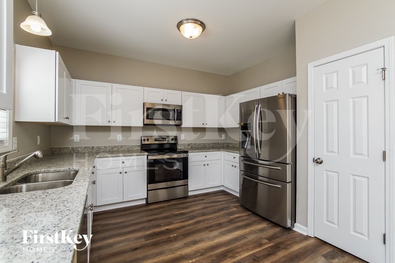 925 Troubadour Ln - Photo 6 of 15