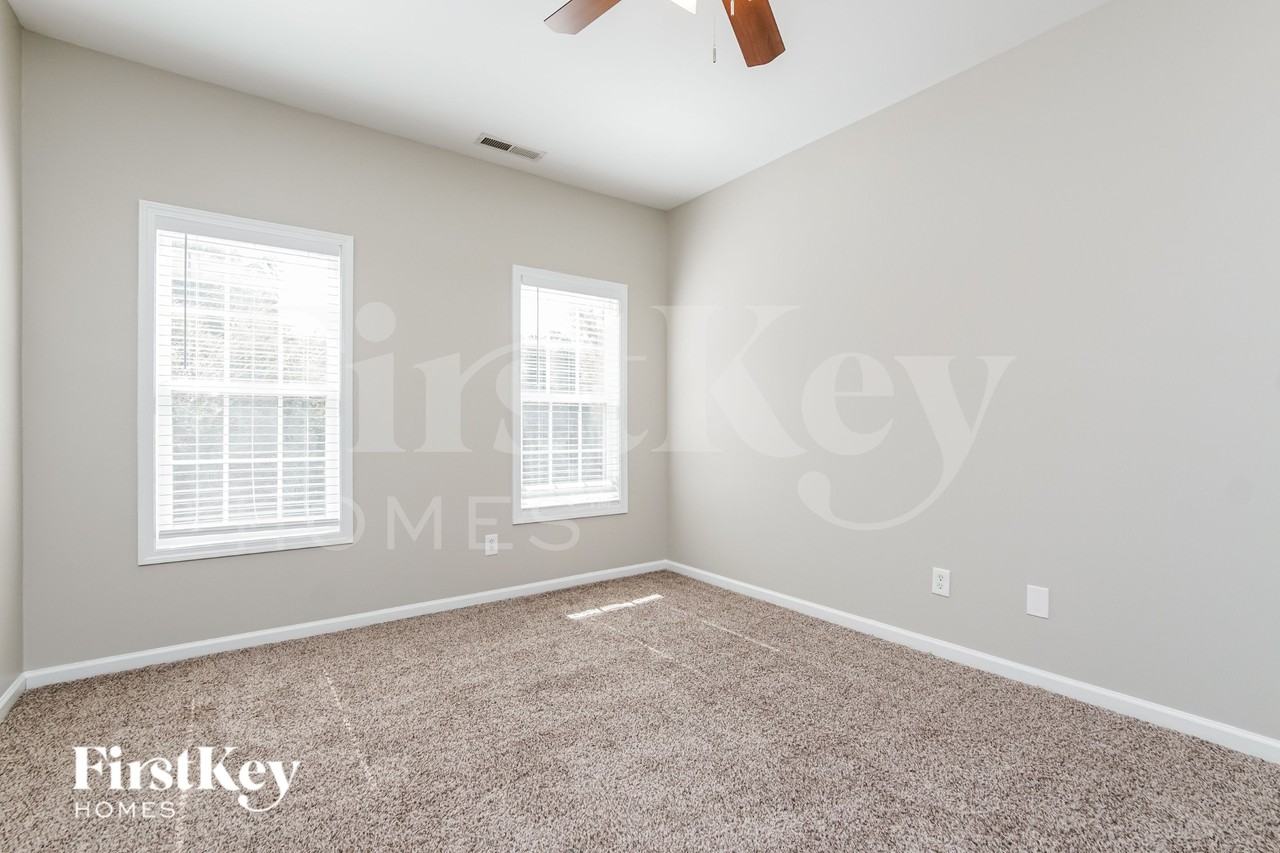 925 Troubadour Ln - Photo 7 of 15