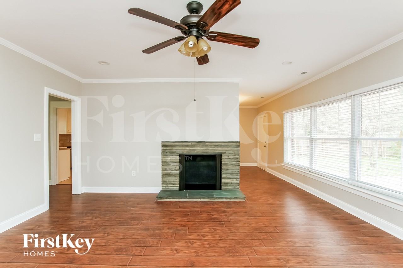 240 Palaside Drive Northeast - Photo 2 of 15