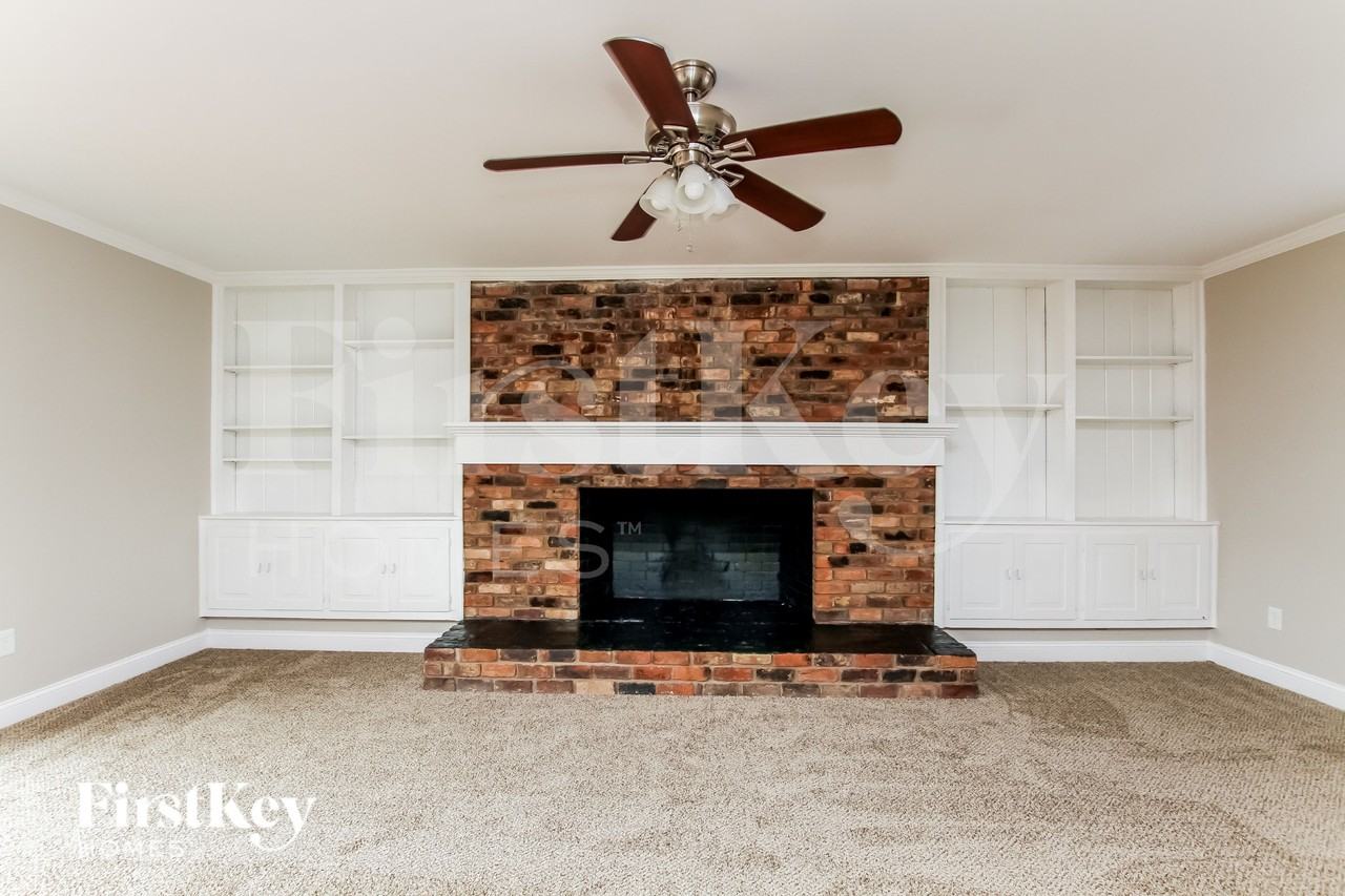 240 Palaside Drive Northeast - Photo 3 of 15