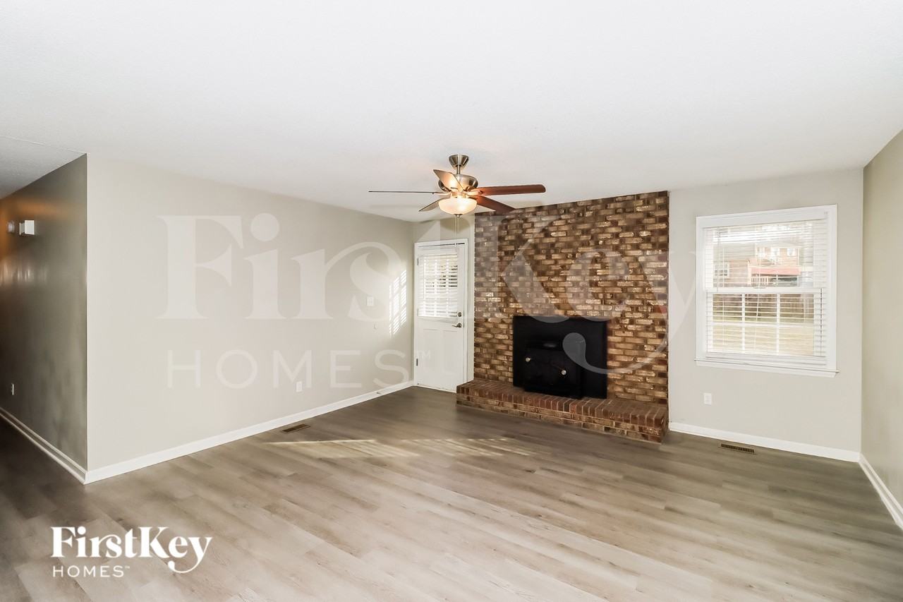 4842 Greenwood Dr - Photo 4 of 16