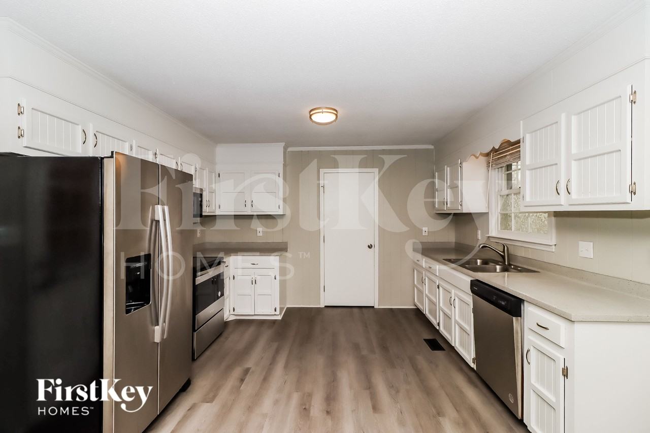 4842 Greenwood Dr - Photo 5 of 16