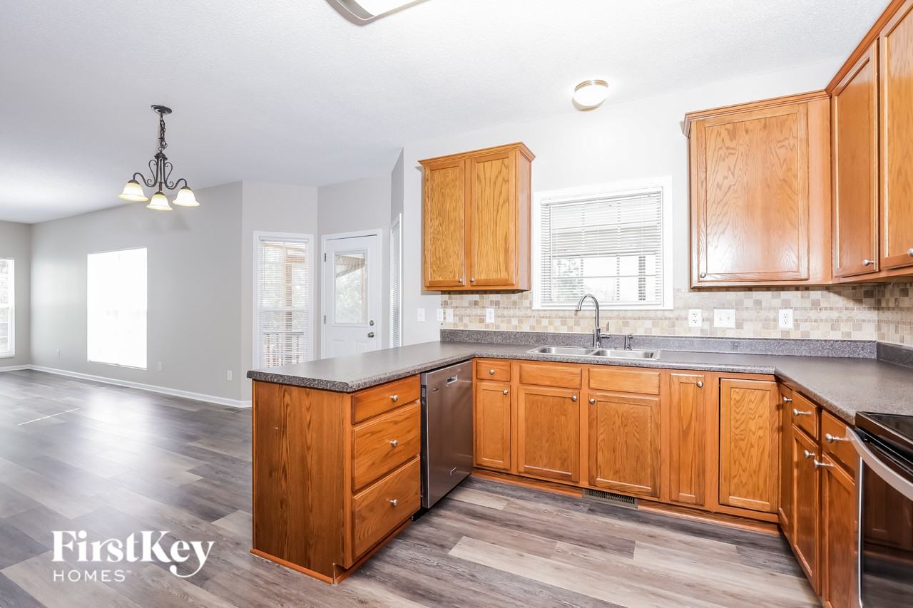 8709 Gooch Ct - Photo 5 of 15