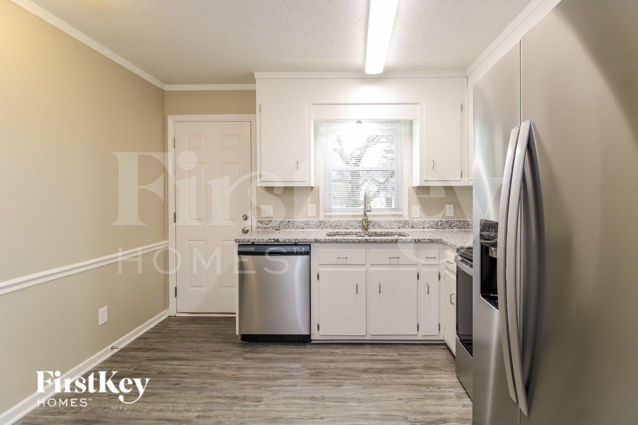 7642 Pine St - Photo 4 of 15