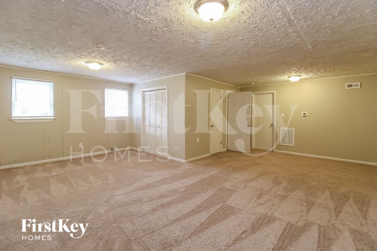 7642 Pine St - Photo 7 of 15