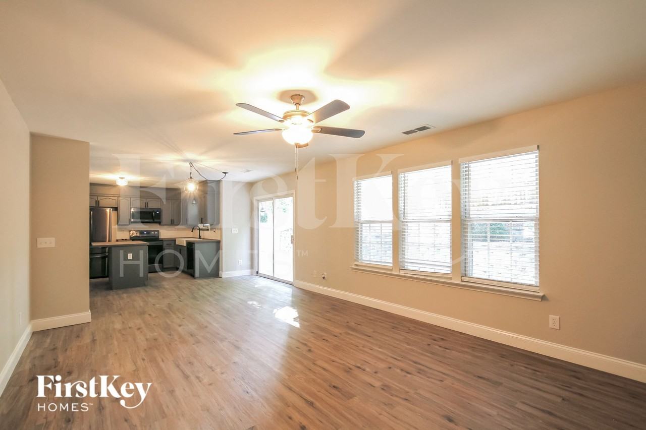 130 Meadow Pond Ln - Photo 2 of 17