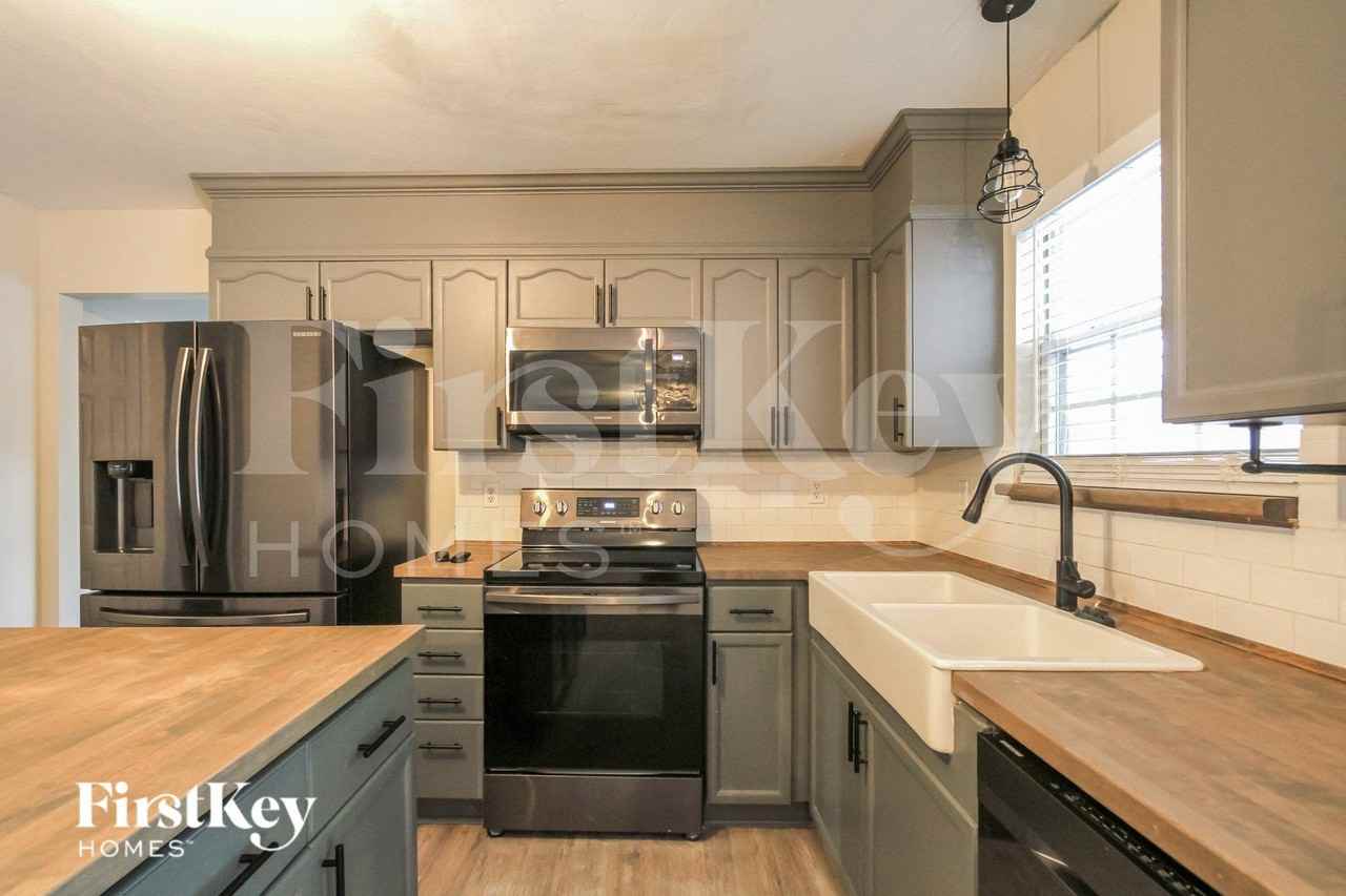 130 Meadow Pond Ln - Photo 7 of 17