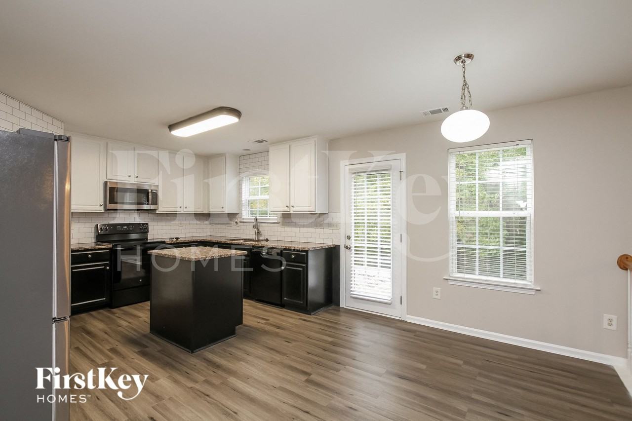 4215 Greenfield Cir Nw - Photo 4 of 15