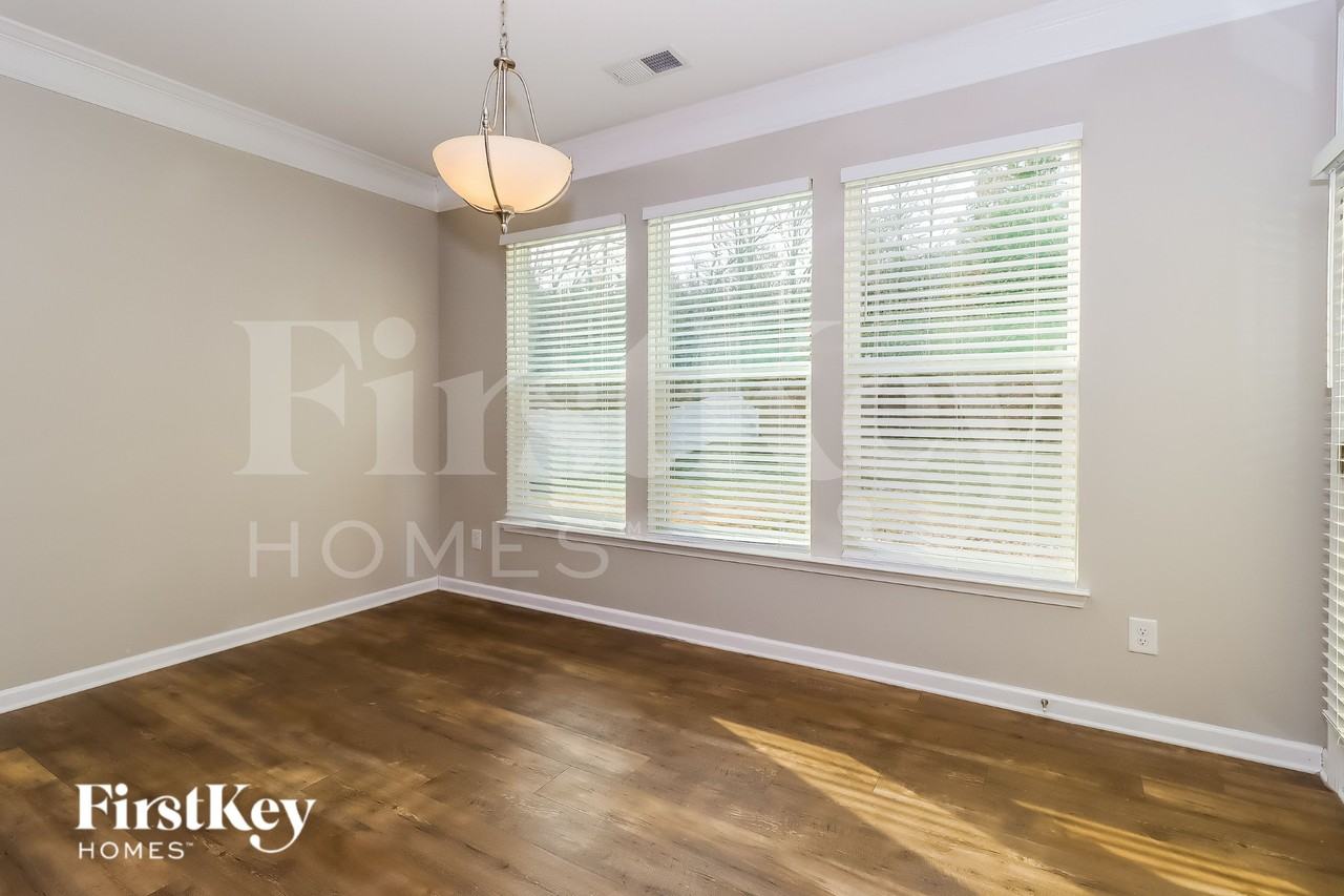 5081 Devonshire Rd - Photo 5 of 16