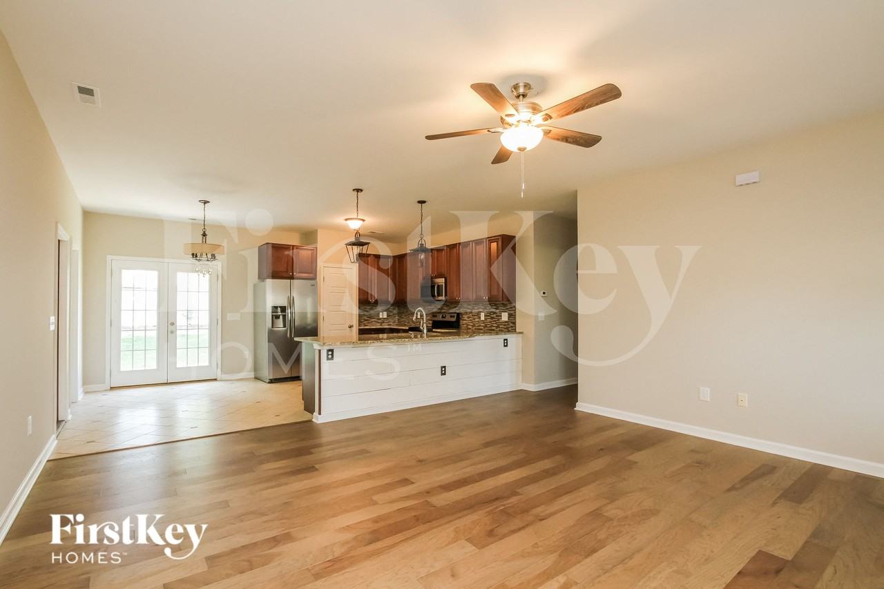 213 W Hoke St - Photo 4 of 15