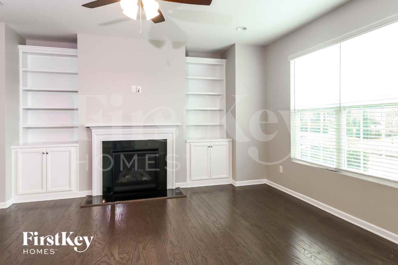 205 Barberry Dr - Photo 4 of 15