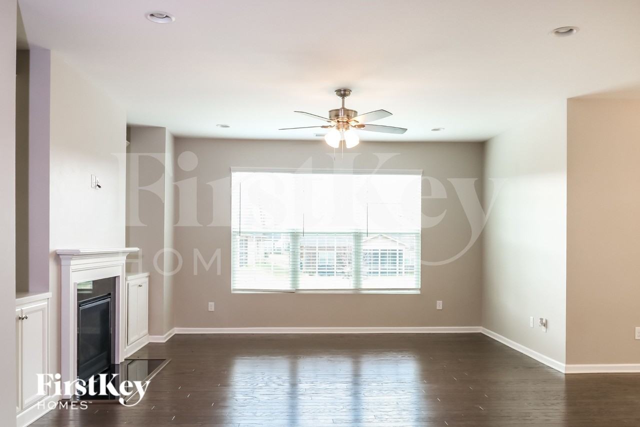 205 Barberry Dr - Photo 5 of 15