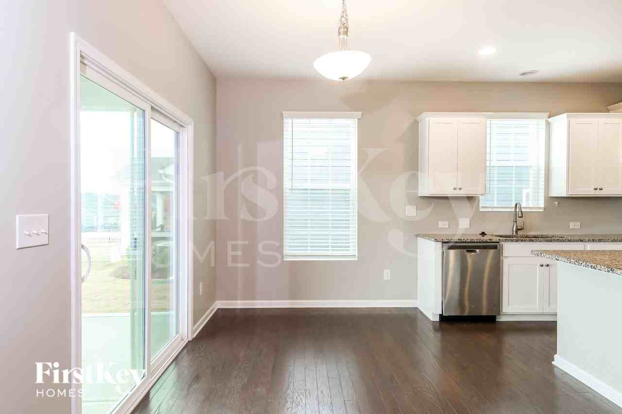 205 Barberry Dr - Photo 6 of 15