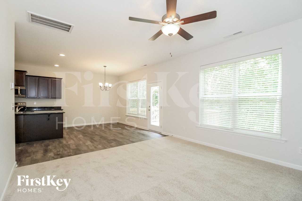 2604 Dallas Dr - Photo 4 of 15