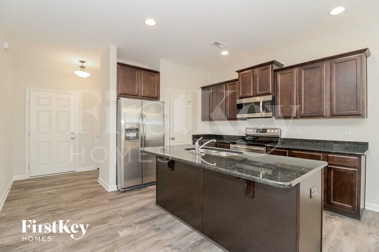 2604 Dallas Dr - Photo 5 of 15