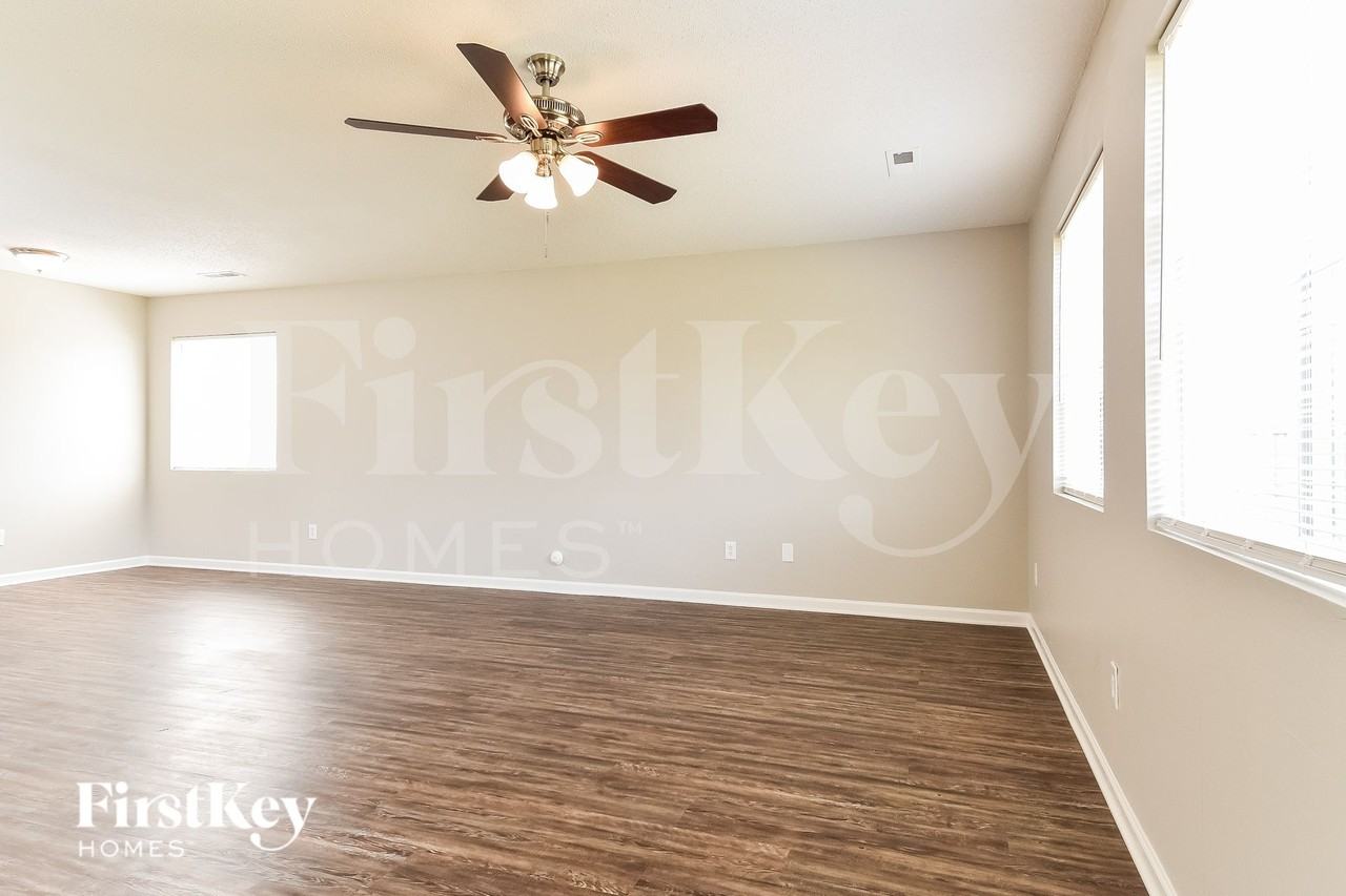 800 Stockport Way - Photo 4 of 15