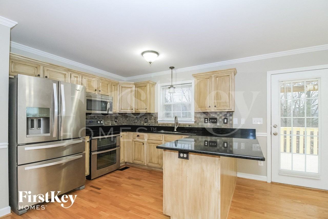 4025 Lofter Ct - Photo 6 of 15
