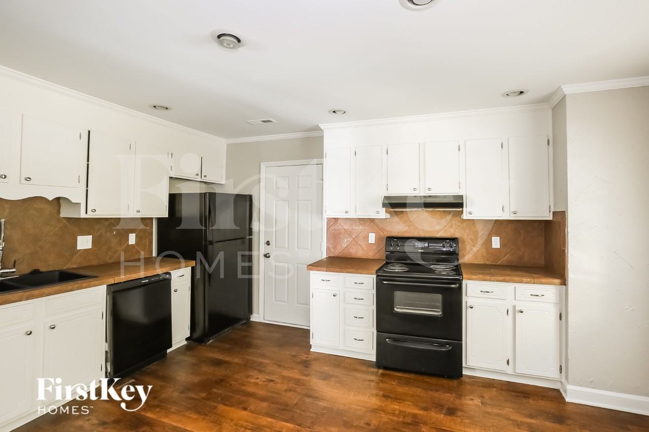 12300 Danby Rd - Photo 6 of 16