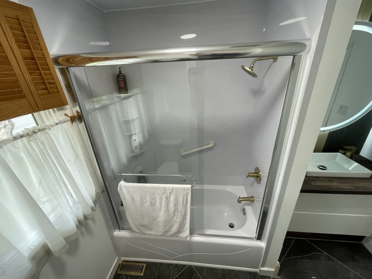 Hillmount Cres - Photo 4 of 9