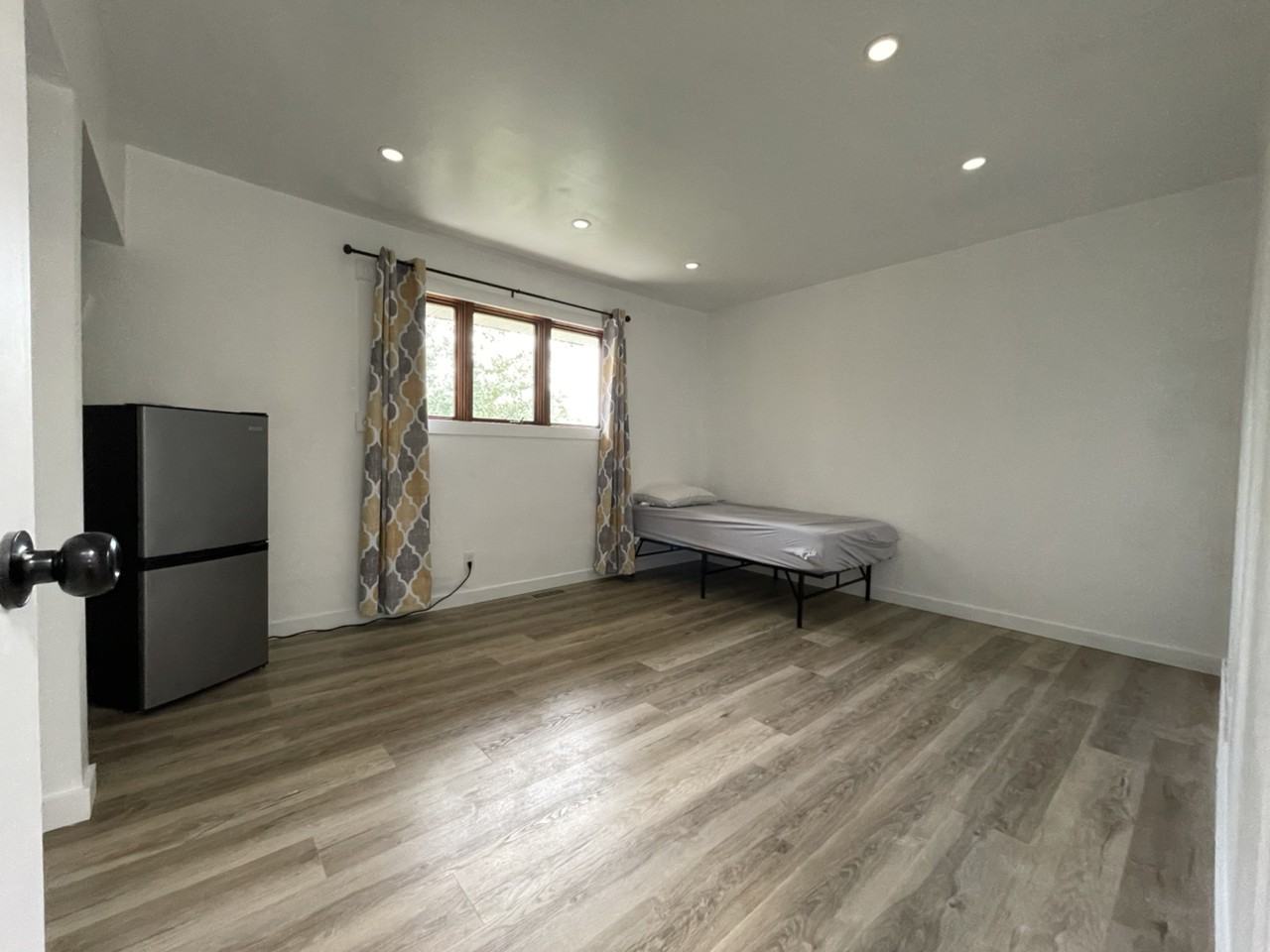 Hillmount Cres - Photo 2 of 9