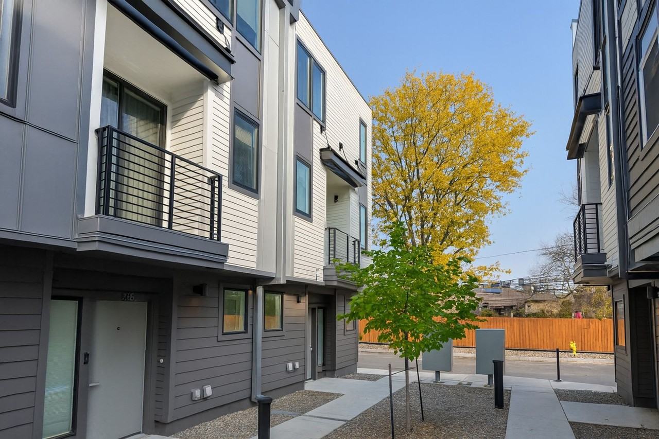 Central Park Townhomes - Photo 5 of 50