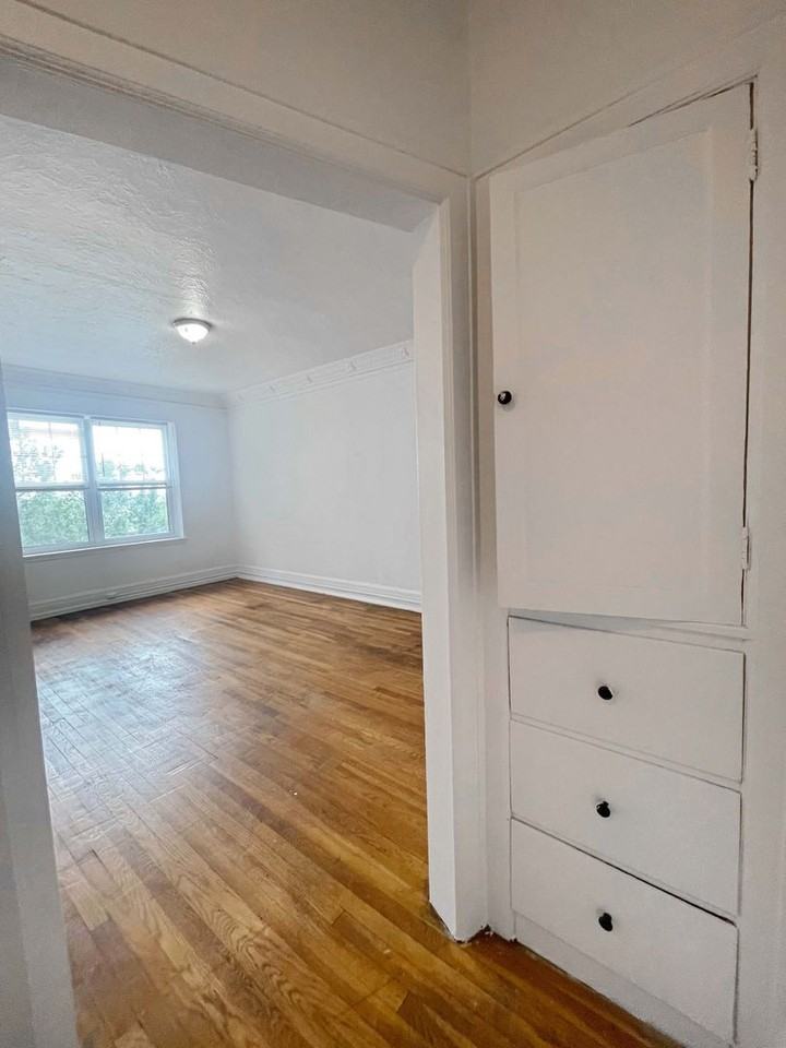 Manning Manor - Photo 4 of 44