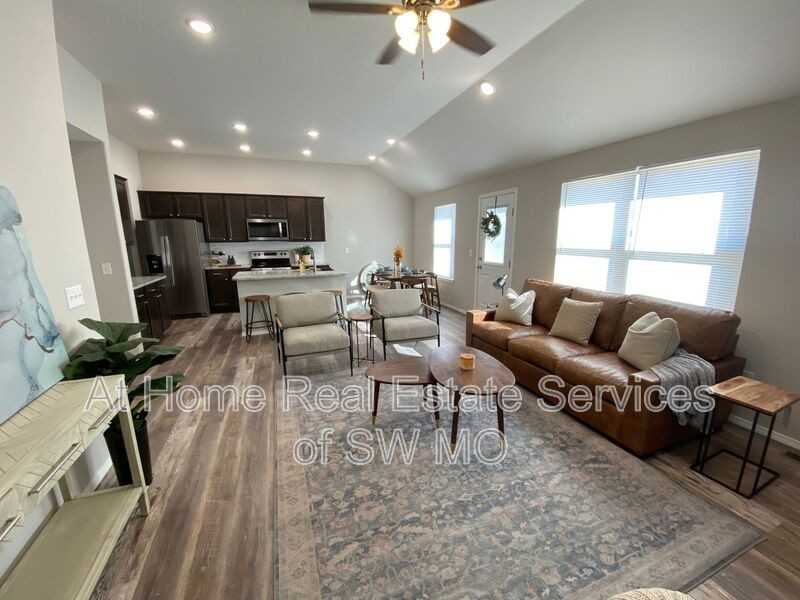 346 Forest Hollow St - Photo 3 of 12