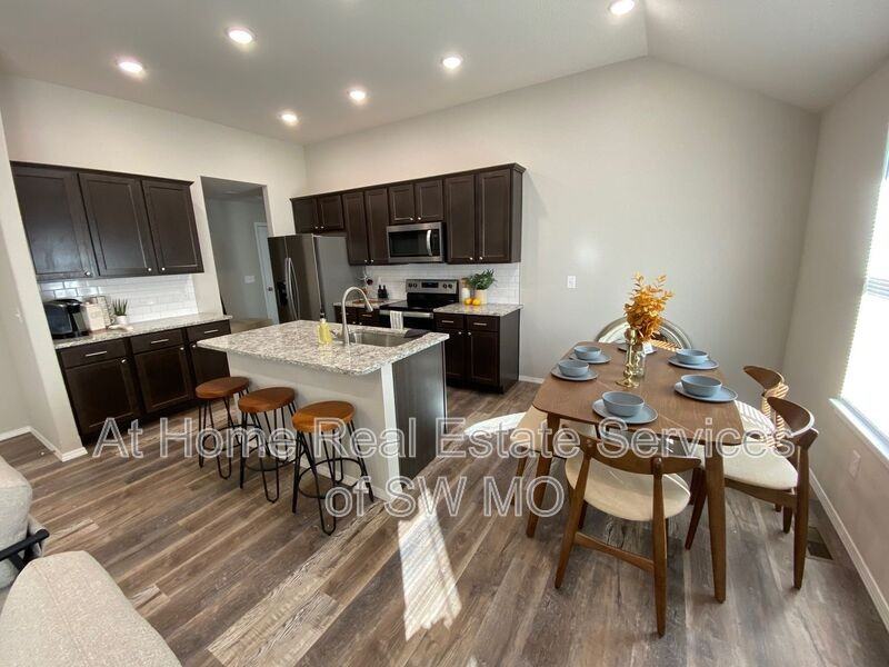 346 Forest Hollow St - Photo 4 of 12