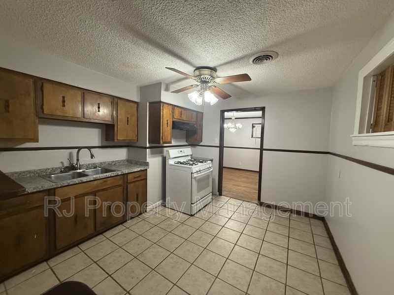 1450 Gold Ave - Photo 6 of 16