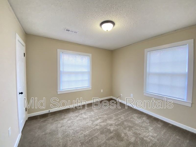 715 Blossom Street - Photo 7 of 18